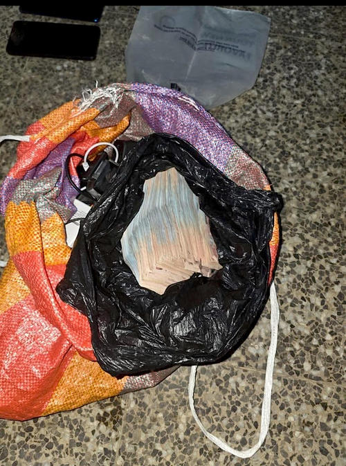 En un costal de mercado y una bolsa plástica tenía escondido el dinero. (Foto: Jorge Sente/Nuestro Diario)