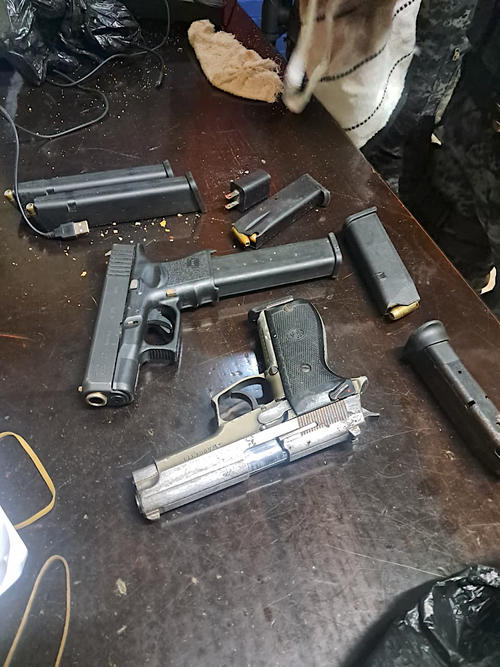 Los guardias del Sistema Penitenciario también localizaron dos armas de fuego. (Foto: Jorge Sente/Nuestro Diario)