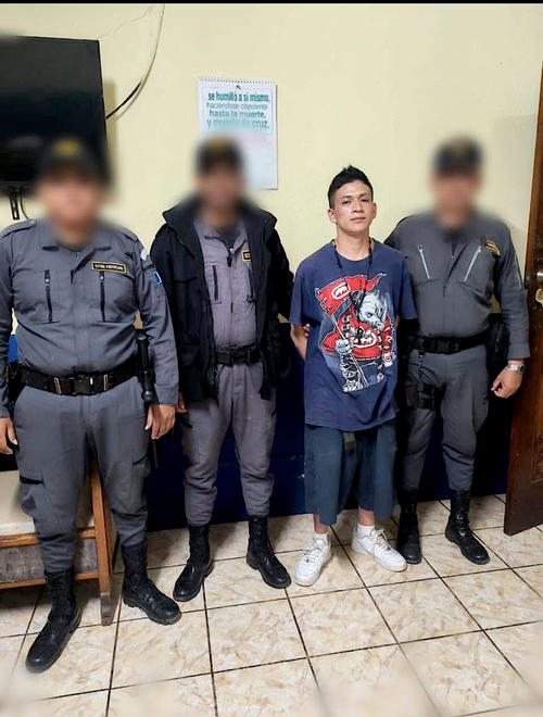 José Luis Osoy Hernández, junto al otro privado de libertad fueron trasladados al juzgado por otros delitos que se les imputaran. (Foto: Jorge Sente/Nuestro Diario)