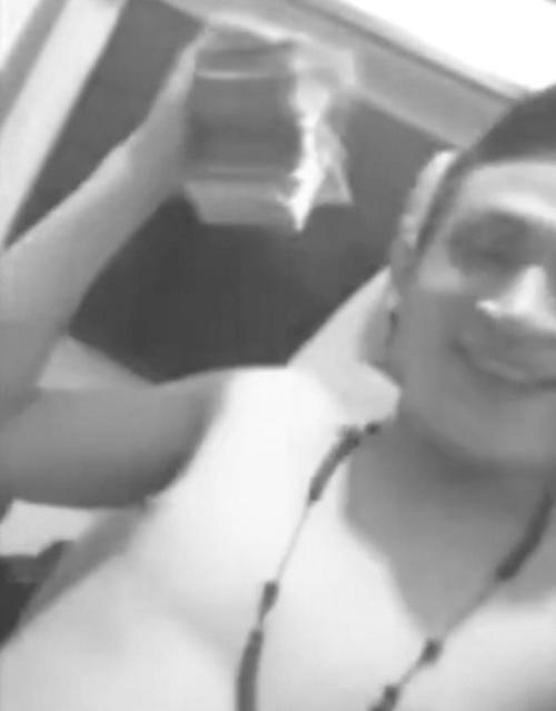 El reo presumía de dinero en efectivo y otras comodidades dentro de su celda. (Foto: Nuestro Diario)