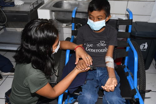 Ana Lorena Godínez, atiende a su hijo de 12 años, quien resultó con enfermedad renal desde hace un año. (Foto: José Pos)