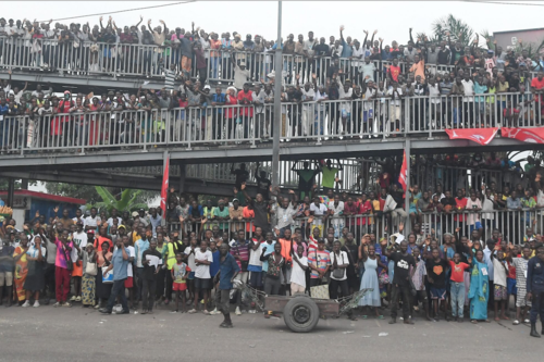 Concentración para ver pasar al Papa Francisco en la ciudad de Kinshasa, capital de la República Democrática del Congo. (Foto: AFP/Soy502)
