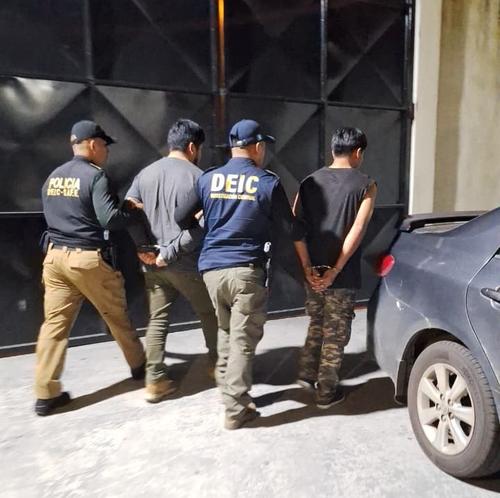 Ambos capturados enfrentaban órdenes de aprehensión por delitos sexuales y violencia contra la mujer en Guatemala. (Foto: PNC)