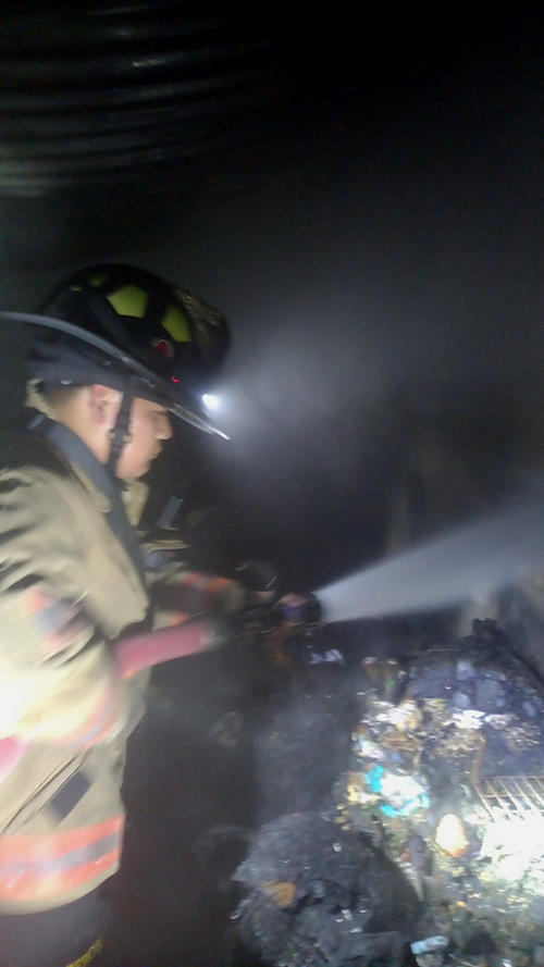 Los bomberos utilizaron más de mil galones de agua para sofocar las llamas que amenazaba con extenderse a otras viviendas. (Foto: Bomberos Voluntarios)