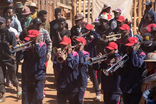 El Famadihana incluye música en vivo y baile para celebrar la trascendencia de los familiares fallecidos. (Foto: Shutterstock)