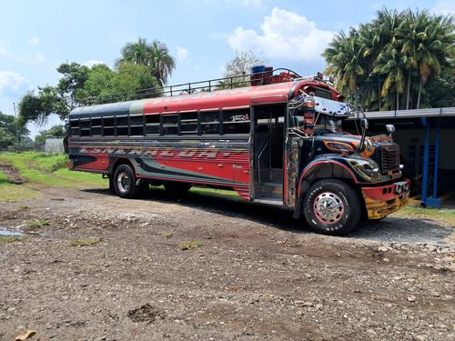 El chofer del bus extraurbano fue herido en la cabeza por un sicario que fingió ser pasajero. (Foto: Manuel Peralta/Nuestro Diario)