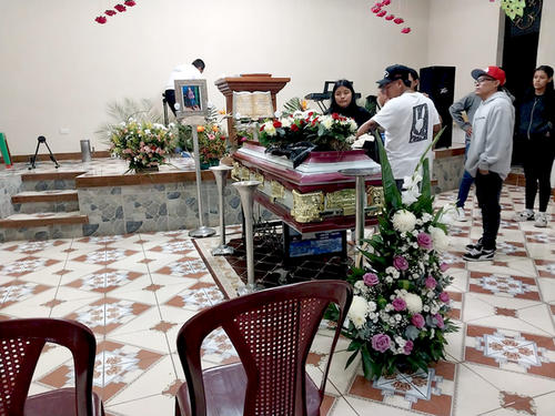 Amigos y familiares velan a las dos mujeres que fueron sepultadas en el cementerio de la localidad. (Foto: Jorge Sente/Nuestro Diario)