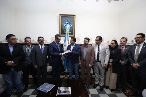 El ministro de Finanzas, Jonathan Menkos, entregó la iniciativa del Presupuesto 2026 al presidente del Congreso, Nery Ramos, y al resto de miembros de la Junta Directiva. (Foto: Organismo Legislativo)