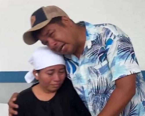 Evelyn Juárez, acompañada por su esposo, denunció la supuesta sustracción de su hijo recién nacido del IGSS de Escuintla, pero se descubrió que eso nunca ocurrió. (Foto: Captura de video)