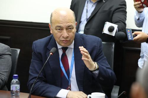 El subgerente del IGSS, Francisco Godínez, dio detalles del caso de Evelyn Juárez, la mujer que denunció el supuesto robo de su hijo recién nacido en Escuintla. (Foto: Congreso)