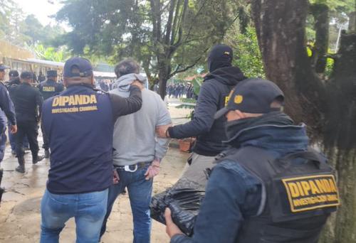 Le fue incautada un arma de fuego, un cargador con varias municiones y droga. (Foto: PNC)