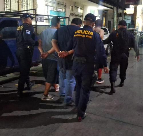 Uno de los capturados lanzó el arma e intentaron escapar en una camioneta. (Foto: PNC)