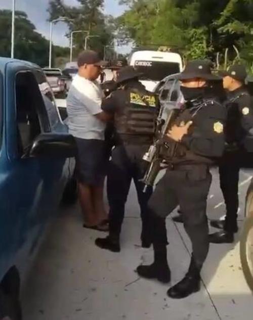 Momento en que la PNC reporta la captura del presunto atacante en Jalpatagua. (Foto: Nuestro Diario)