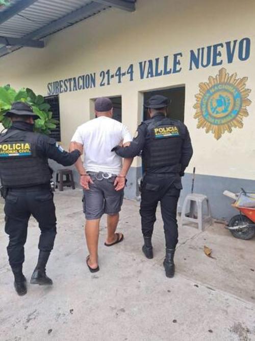 Autoridades trasladan al detenido hacia la comisaría correspondiente. (Foto: Nuestro Diario)