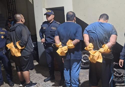 Luego de una persecución los tres sospechosos fueron capturados por la PNC. (Foto: Nuestro Diario)