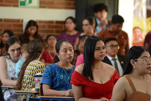Aspirantes iniciarán su camino para entrar a la USAC con la prueba de orientación vocacional en el CUNBAV. (Foto: Leonel Vásquez/Colaborador)
