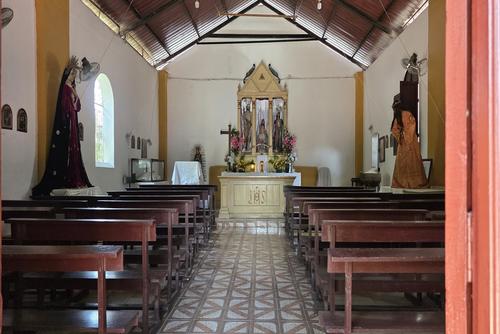 El salón principal cuenta con 10 bancas en cada lado y un altar en donde están las imágenes del patrono. (Foto: Henry López/Colaborador)