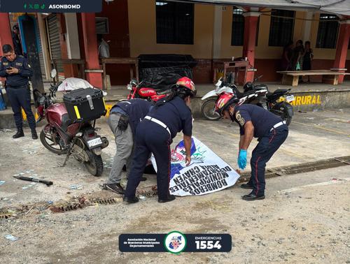 Junto a uno de los cuerpos, se logra ver sobre el suelo, dinero en efectivo y un arma de fuego. (Foto: ASONBOMD)