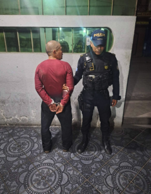 Según testigos el capturado exigía el pago de su salario bajo amenazas y en aparente estado de ebriedad. (Foto: Noticas Sololá)