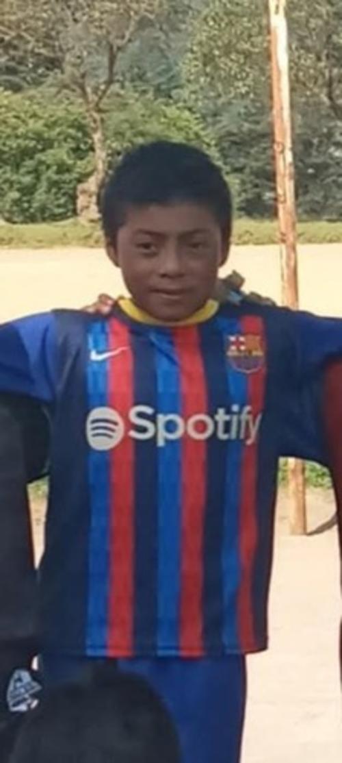 Compañeros relataron que Keneth sufrió una caída mientras descendía de las gradas. (Foto: Nuestro Diario)