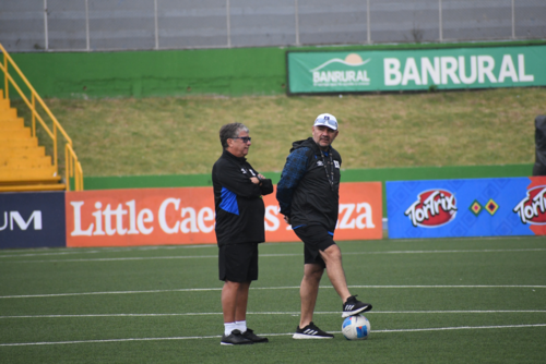 El "Bolillo" Gómez se mantuvo en el círculo central, mientras observaba a los suyos entrenar. (Foto: Rudy Martínez/Colaborador)
