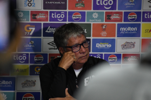 El técnico colombiano aseguró que la gramilla sintética no será excusa para hacer un buen partido. (Foto: Rudy Martínez/Colaborador)