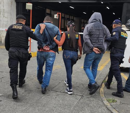 Los detenidos fueron trasladados al juzgado correspondiente para continuar con las diligencias. (Foto: PNC)