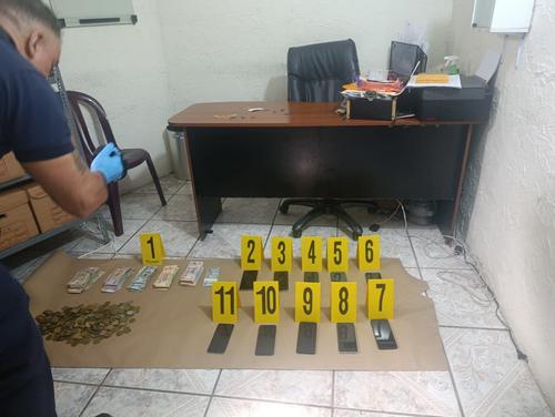 Dinero en efectivo y teléfonos celulares se encontraron durante los allanamientos. (Foto: PNC)