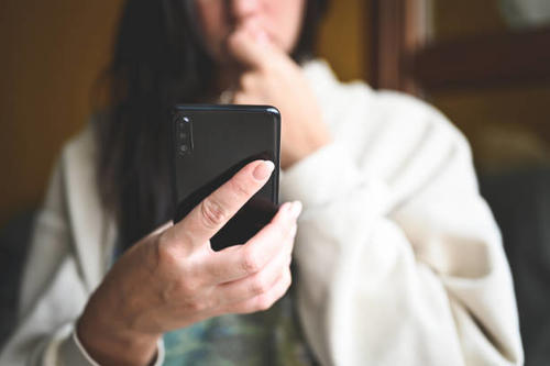 La menor de edad fue amenazada con la difusión de material intimo por parte de su acosador. (Foto ilustrativa: istock)