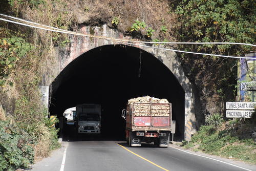 Este tramo, que atraviesa las montañas, se ha convertido en uno de los más importantes de la región. (Foto: Erick Colop/Colaborador)