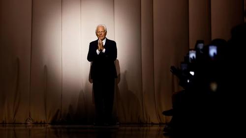 Giorgio Armani, el creador de la marca murió en paz, acompañado de sus familiares y colaboradores cercanos. (Foto: CNN)
