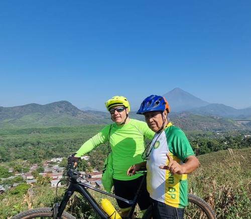 Celada se va con un grupo a diferentes lugares montañosos, como con su amigo José Oliva (casco amarillo). (Foto: Angel Cucuj/Colaborador)