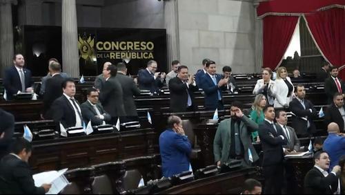 Con aplausos, varios diputados celebraron la aprobación del Decreto 7-2025, el pasado martes 2 de septiembre. (Foto: Cortesía)