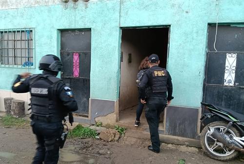 Los allanamientos se realizaron en seis viviendas, ubicadas en Mixco y Santa Catarina Pinula. (Foto: MP)