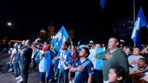 El público presente entonó el Himno Nacional de Guatemala. (Foto: José Pos/colaborador)