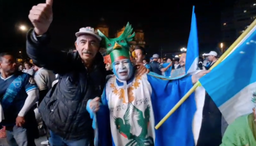 Algunos aficionados decidieron llegar con disfraces para apoyar a la Selección Nacional. (Foto: José Pos/colaborador)