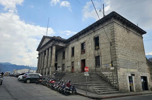 
Es un edificio de corte neoclásico que data de 1872, construido en su inicio para penitenciaría o cárcel, en los terrenos en los que se construyó se ubicó el primer cementerio de la ciudad altense. Por haber albergado presos políticos durante la dictadura del presidente Jorge Ubico se le llamó "La Bastilla Quezalteca". (Foto: Oswaldo Cop/Colaborador)