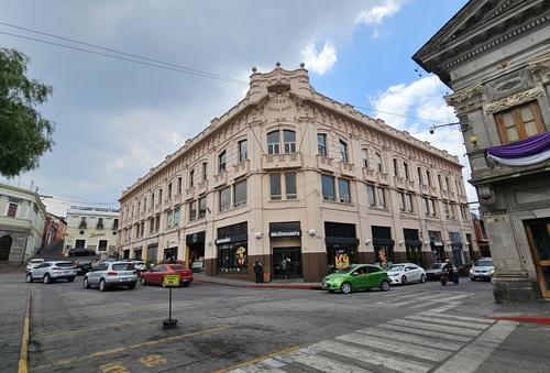Antiguo Portal de Anguiano o portal de las mantequeras, propiedad de Mariano Anguiano, que lo vendió a la familia Rivera, de allí se deriva su nombre "Edificio Rivera". Es uno de los edificios más recientes del Centro histórico, cuenta con una gran cantidad de locales comerciales, construido en 1928. (Foto: Oswaldo Cop/Colaborador)