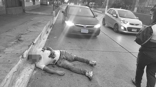 Al defenderse de los atacantes el conductor se bajó del vehículo y quedó con un arma en la mano. (Foto: Jorge Senté/Nuestro Diario) 