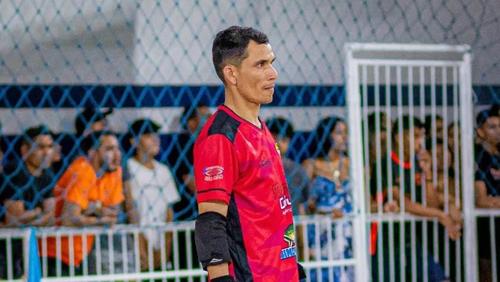 Pixé detuvo el lanzamiento y al levantarse para celebrar con un compañero, se desplomó. (Foto: Instagram @fefuspaoficial)