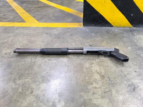 La escopeta con la que amenazaba a la gente tiene reporte de robo con fecha de septiembre de 2023. (Foto: PNC)