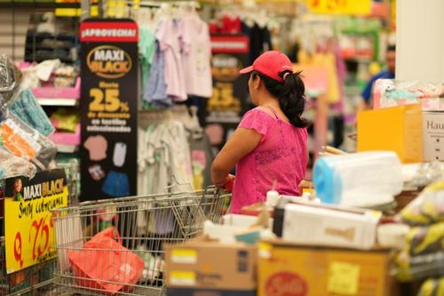 Cuando se compran productos en cualquier tienda se paga el Impuesto al Valor Agregado. (Foto: Archivo / Soy502)
