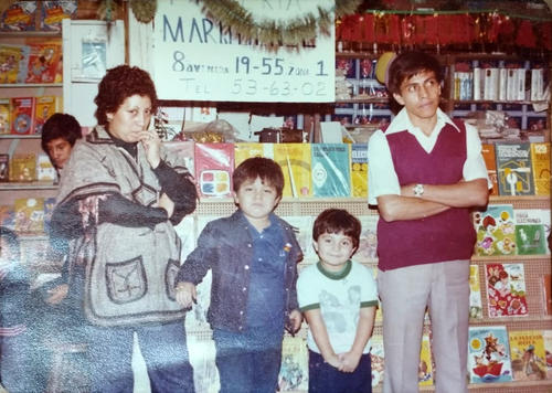Algunos de los hijos de Gustavo Ardiano posan frente a los estantes de la librería, esto hace algunas décadas. (Foto: José Dávila)