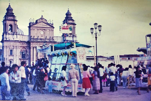 Una de las estanterías de Librería Marquense frente a la Catedral Metropolitana, en la Plaza de la Constitución. (Foto: José Dávila)