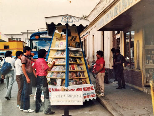 El Libro Móvil fue una estantería portátil que Gustavo Ardiano implementó y se convirtió en un éxito para dar a conocer su negocio. (Foto: José Dávila)