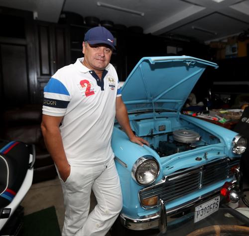 El coleccionista se siente orgulloso de cada modelo que posee. (Foto: Carlos Vicente / Colaborador)