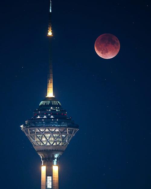 Internautas compartieron las impactantes fotografías de la "Luna de Sangre". (Foto: redes sociales)