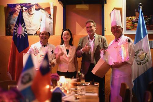 La embajadora de Taiwán en Guatemala, Vivia Chang entregó un reconociemiento a los chefs, en compañía del director del Inguat, Harris Witbeck.
