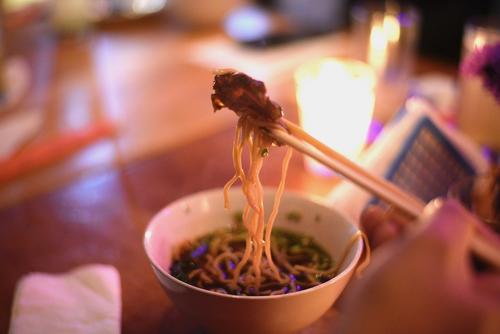 Fideos con carne de res estofada y con una base de sopa. (Wilder López/Soy502)