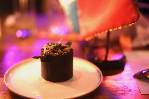 Ronald García fue el encargado de crear El Tronco último postre de la noche. (Foto: Wilder López/Soy502)